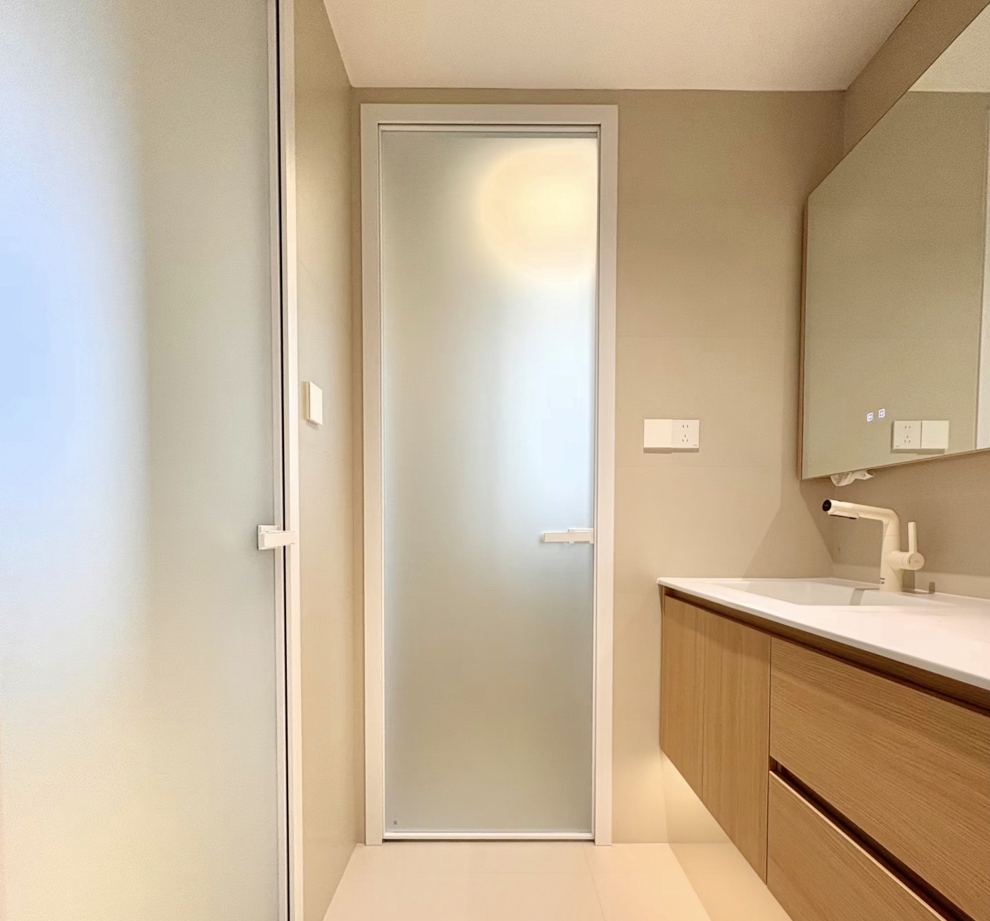 Waterproof Aluminum Bathroom Casement Doors With Privacy Frosted Glass For Home Wet Room Application