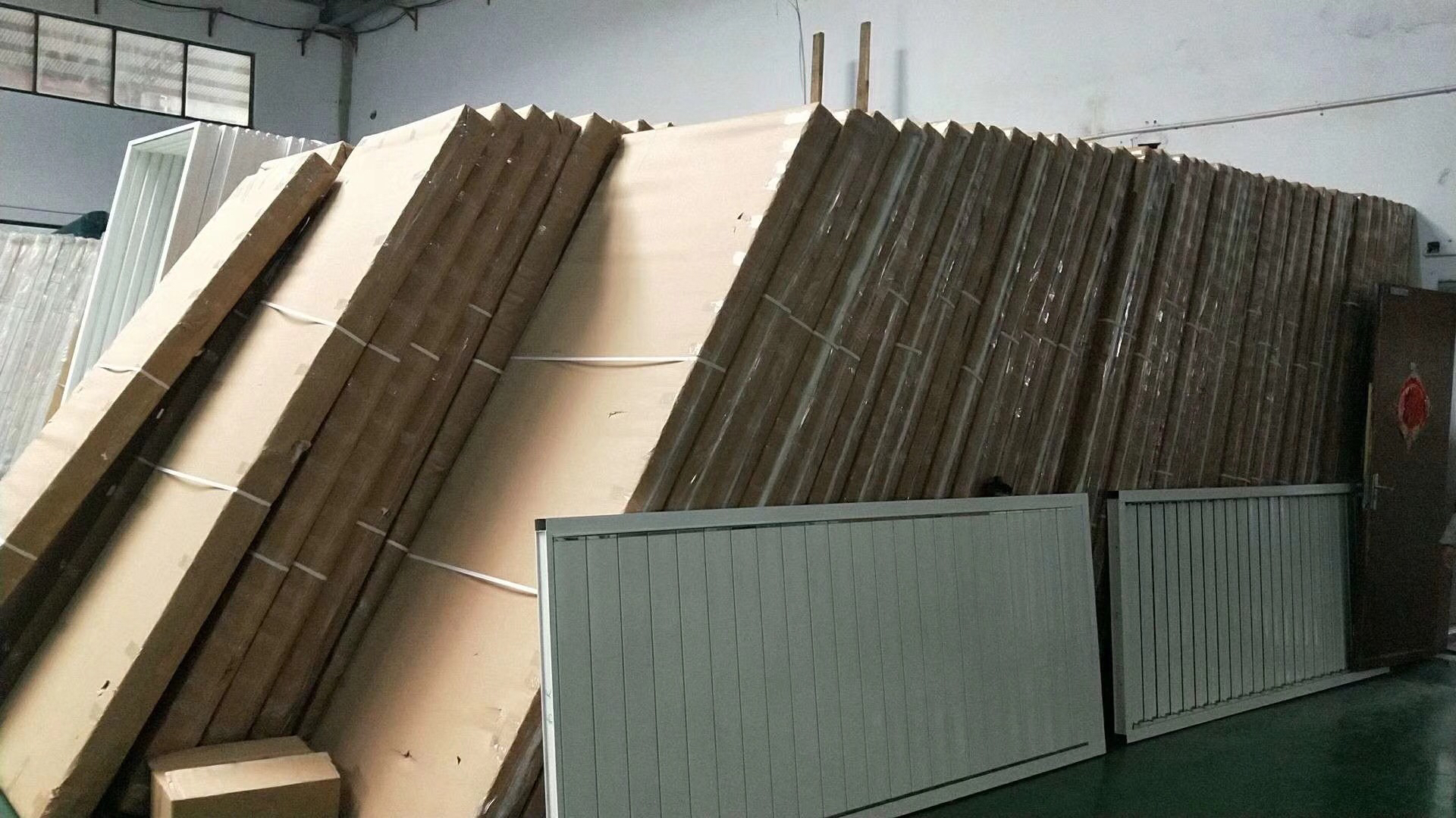 Modern Aluminum Alloy Louver Window with Automatic/Manual Ventilation Shutters and Outdoor Use