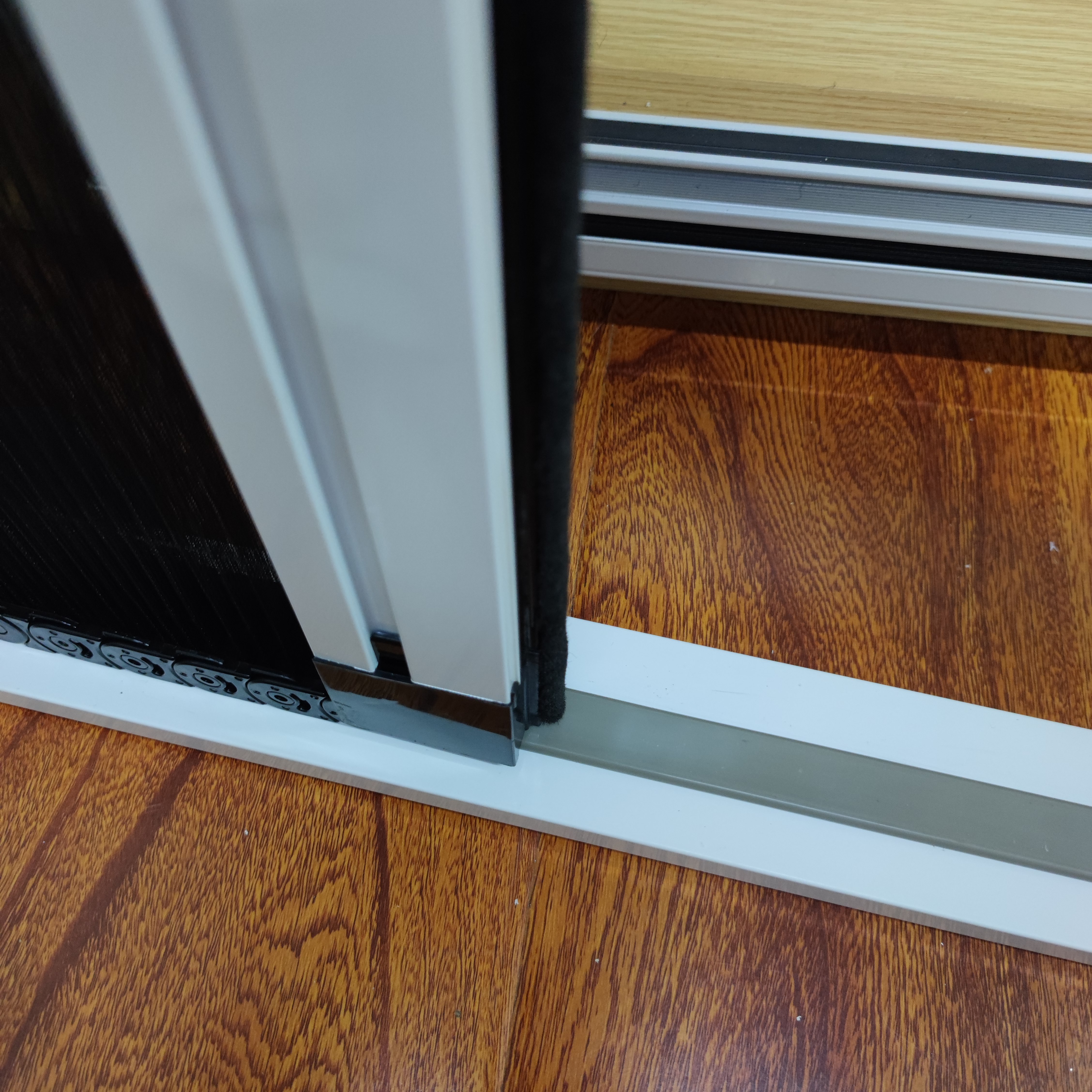 Trackless bottom detail